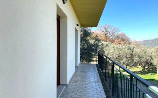 979/08 – SPLENDIDA VILLA IMMERSA NEL VERDE