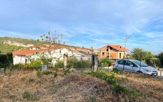 886/08 – CASALE CON TERRENO IN VENDITA