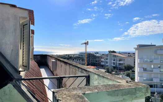 27/26 – CATANZARO LIDO, GRAZIOSA MANSARDA CON 4 POSTI LETTO CZ LIDO GIOVINO/PORTO
