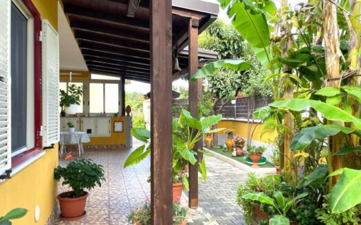 1013/08 – SPLENDIDA VILLA SINGOLA CON TERRENO VALLO