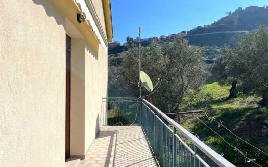979/08 – SPLENDIDA VILLA IMMERSA NEL VERDE