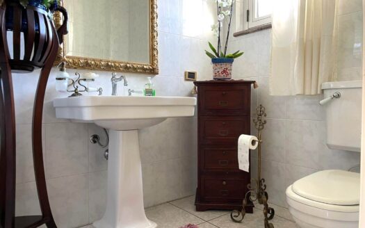 1030/08 – PRESTIGIOSA VILLA IN VENDITA SIANO