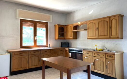 979/08 – SPLENDIDA VILLA IMMERSA NEL VERDE